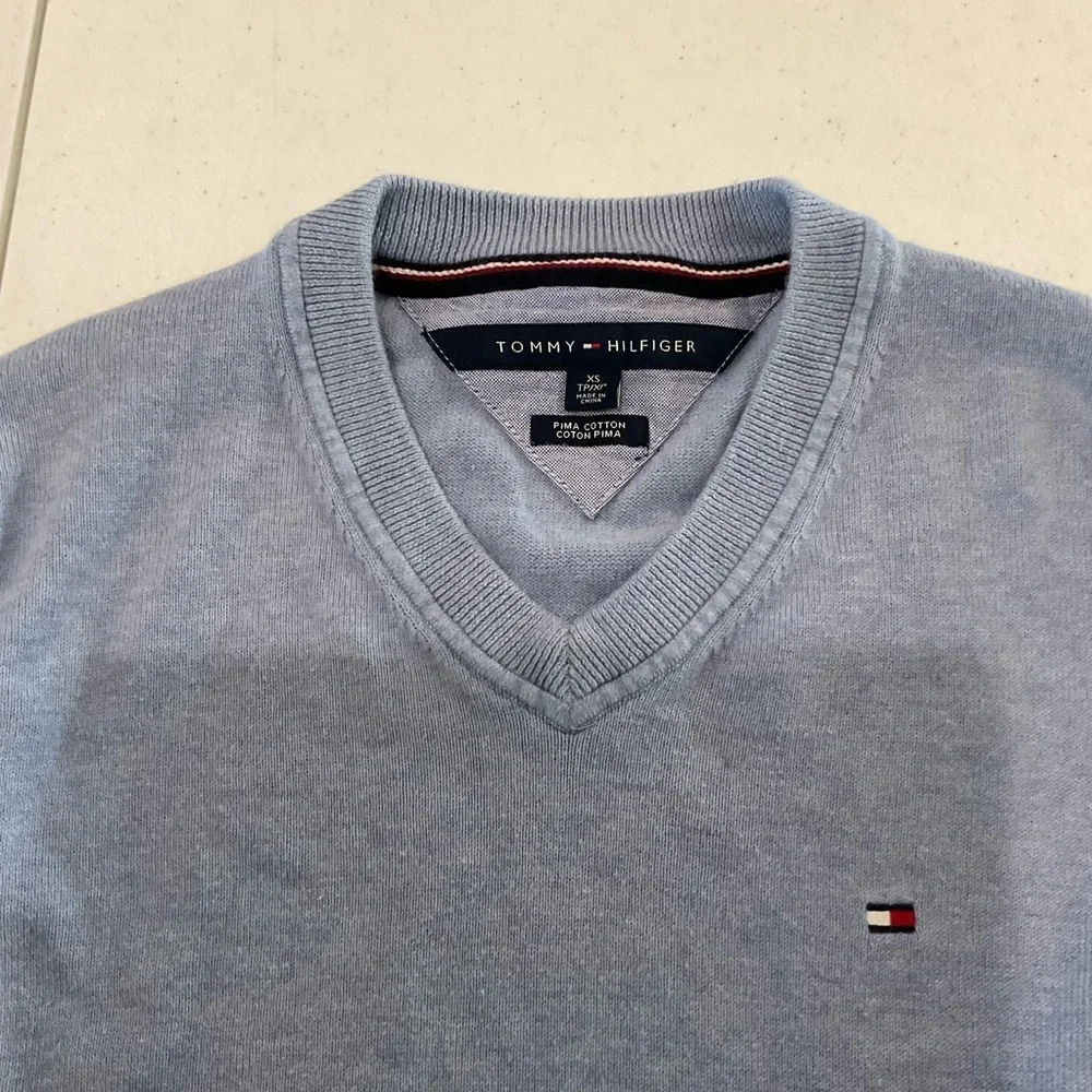 Tommy Hilfiger Pima Cotton Sweater Blue V-Neck Cozy Knit Logo Top Men’s X-Small